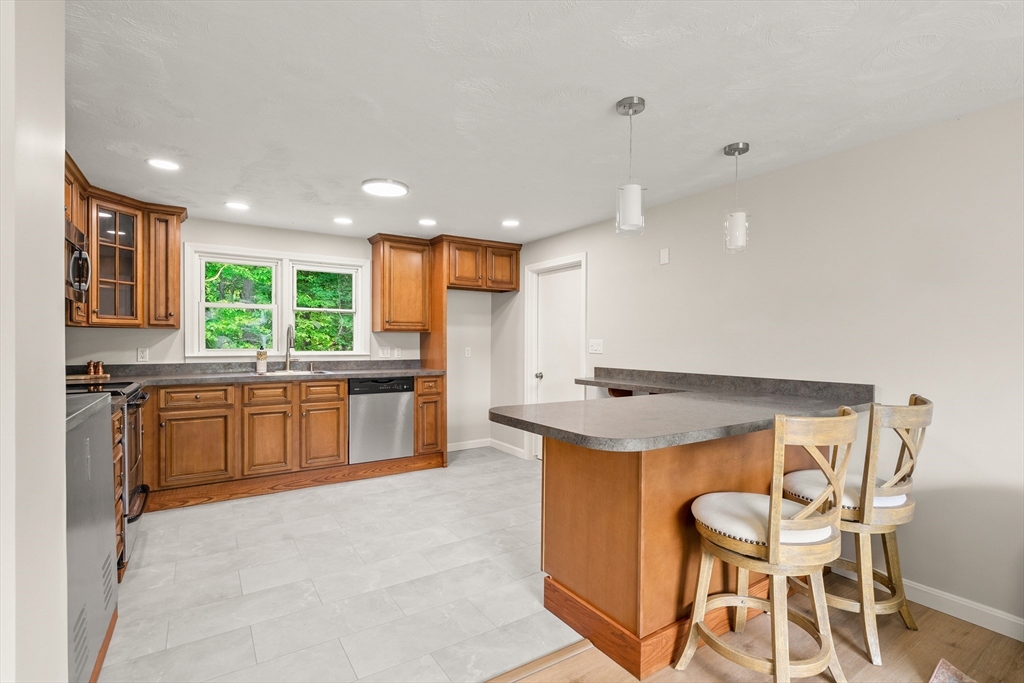67 Roslyn Road Brockton, MA 02302 - Photo 8 of 32