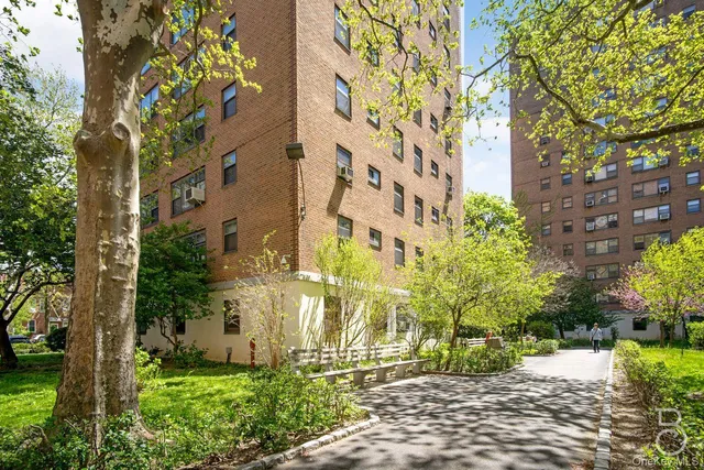 $479,000 | 21-71 34th Avenue, Unit 5D | Astoria