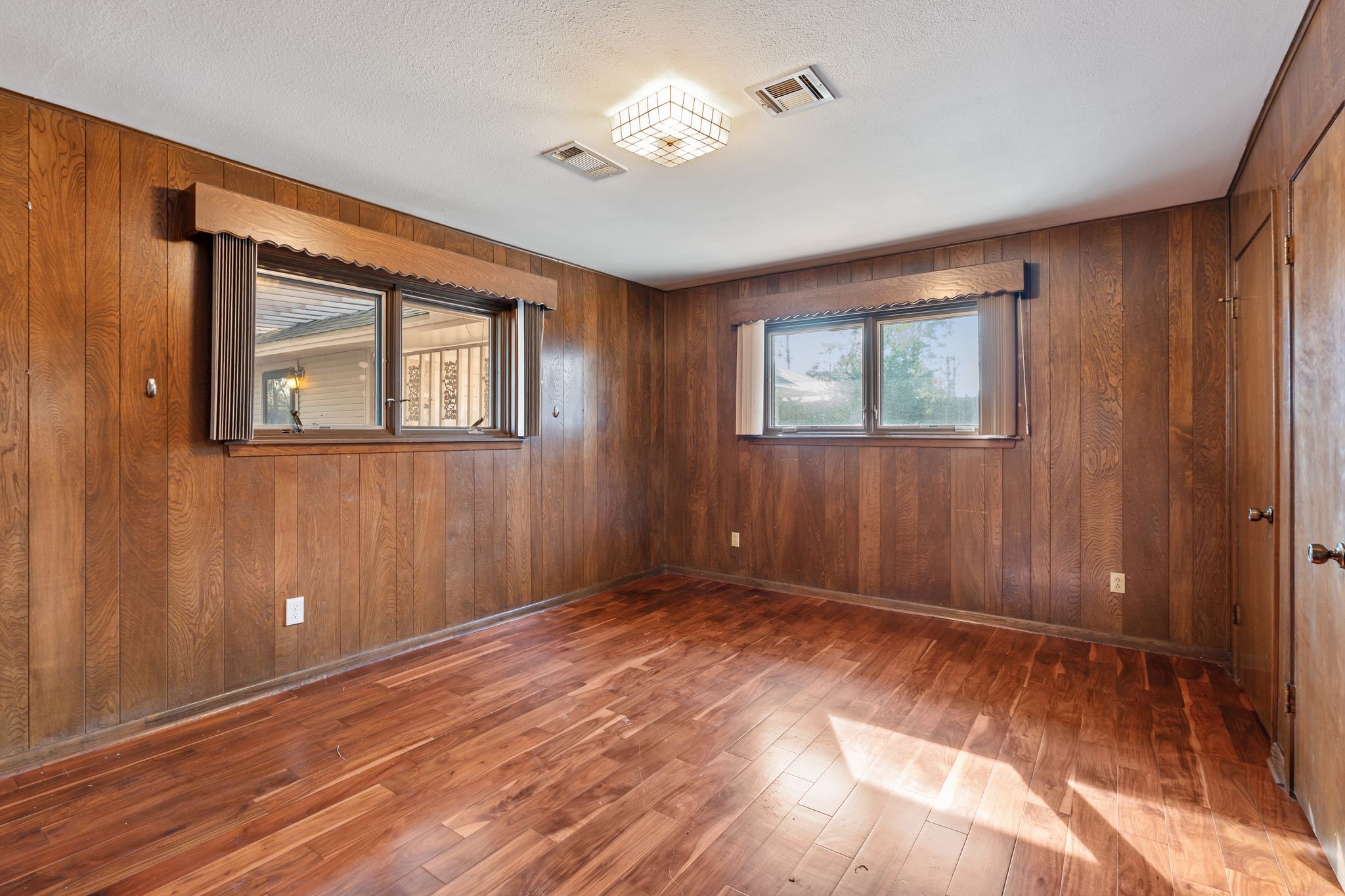 1043 Martin Street Houston, TX 77018 - Photo 13 of 45 a view of an empty room with a window