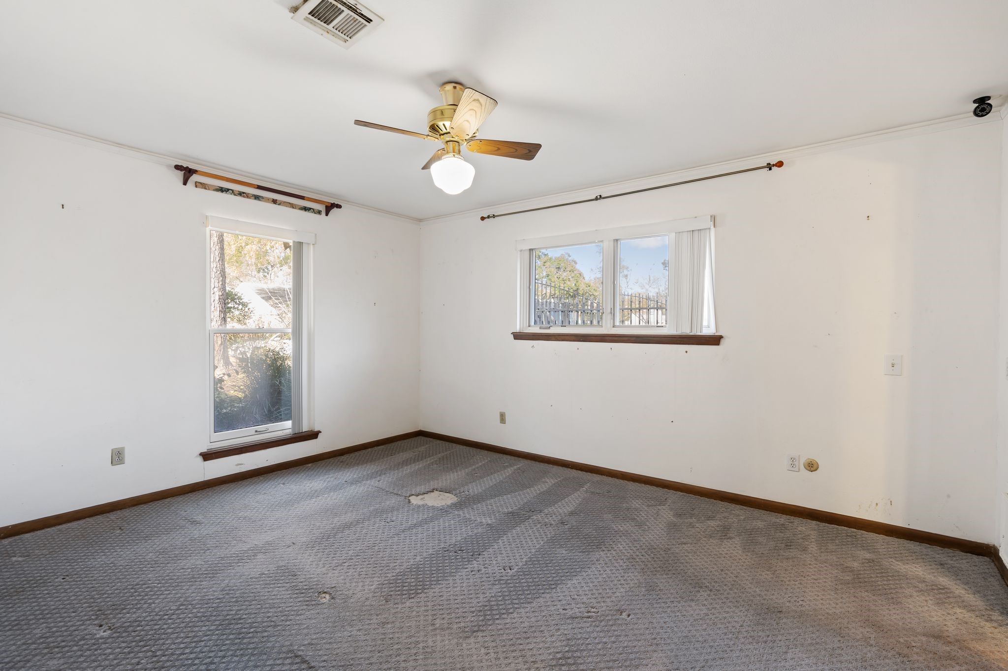 1043 Martin Street Houston, TX 77018 - Photo 22 of 45 a view of an empty room with a window