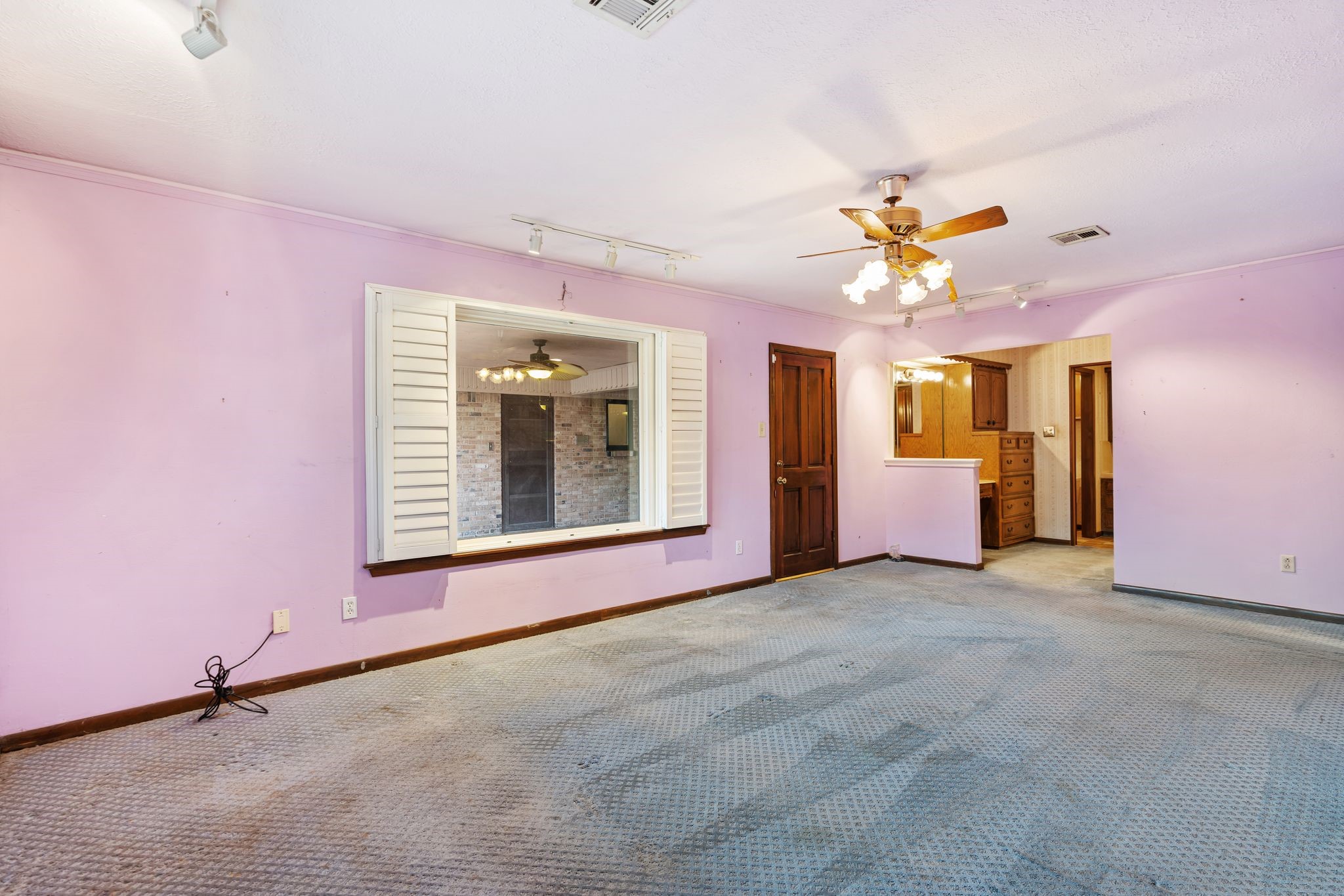 1043 Martin Street Houston, TX 77018 - Photo 25 of 38 Expansive 21 x 14 primary suite offering generous space and privacy in this Shepherd Park Plaza Houston home.