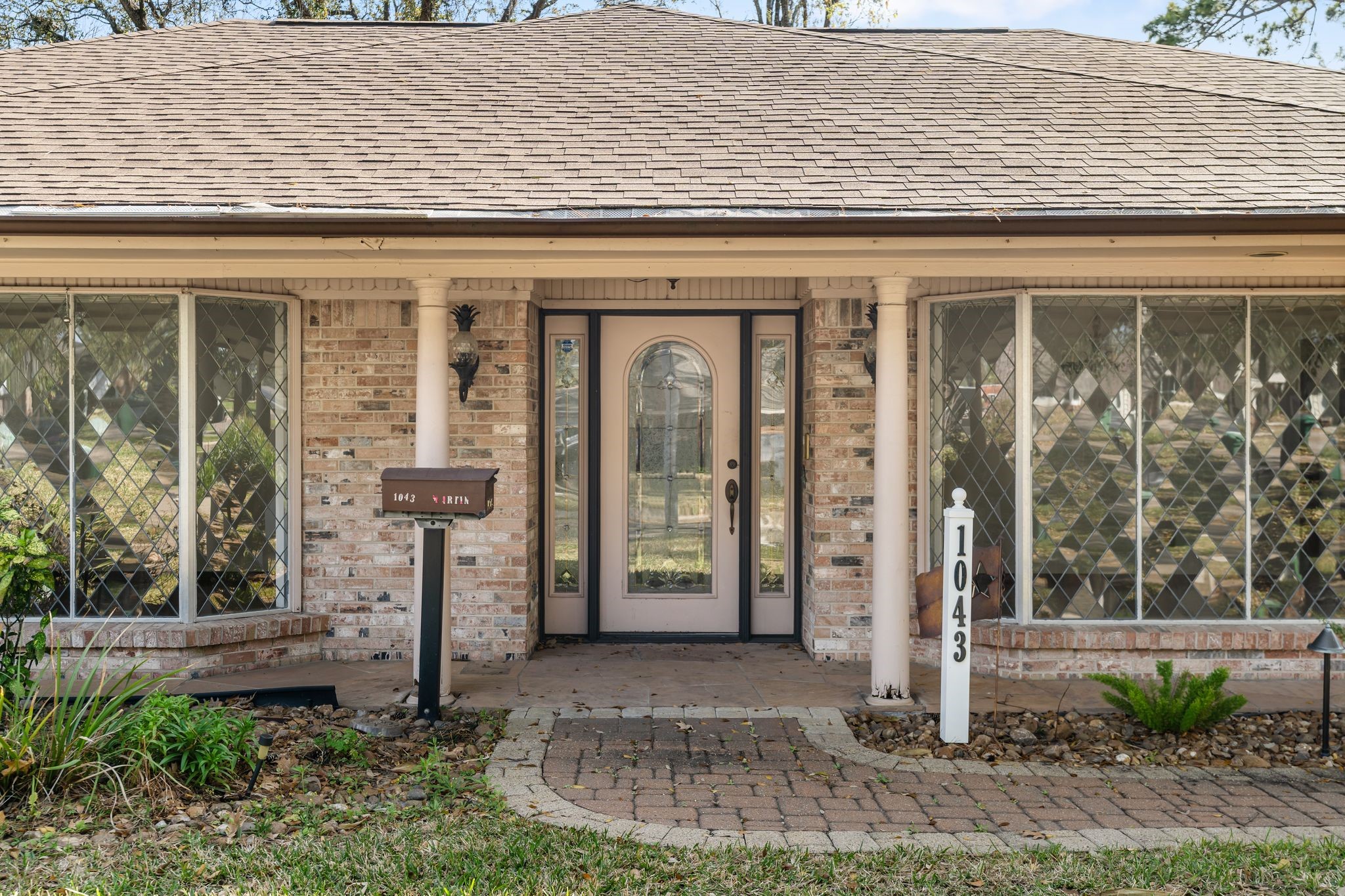 1043 Martin Street Houston, TX 77018 - Photo 3 of 45 a front view of a house