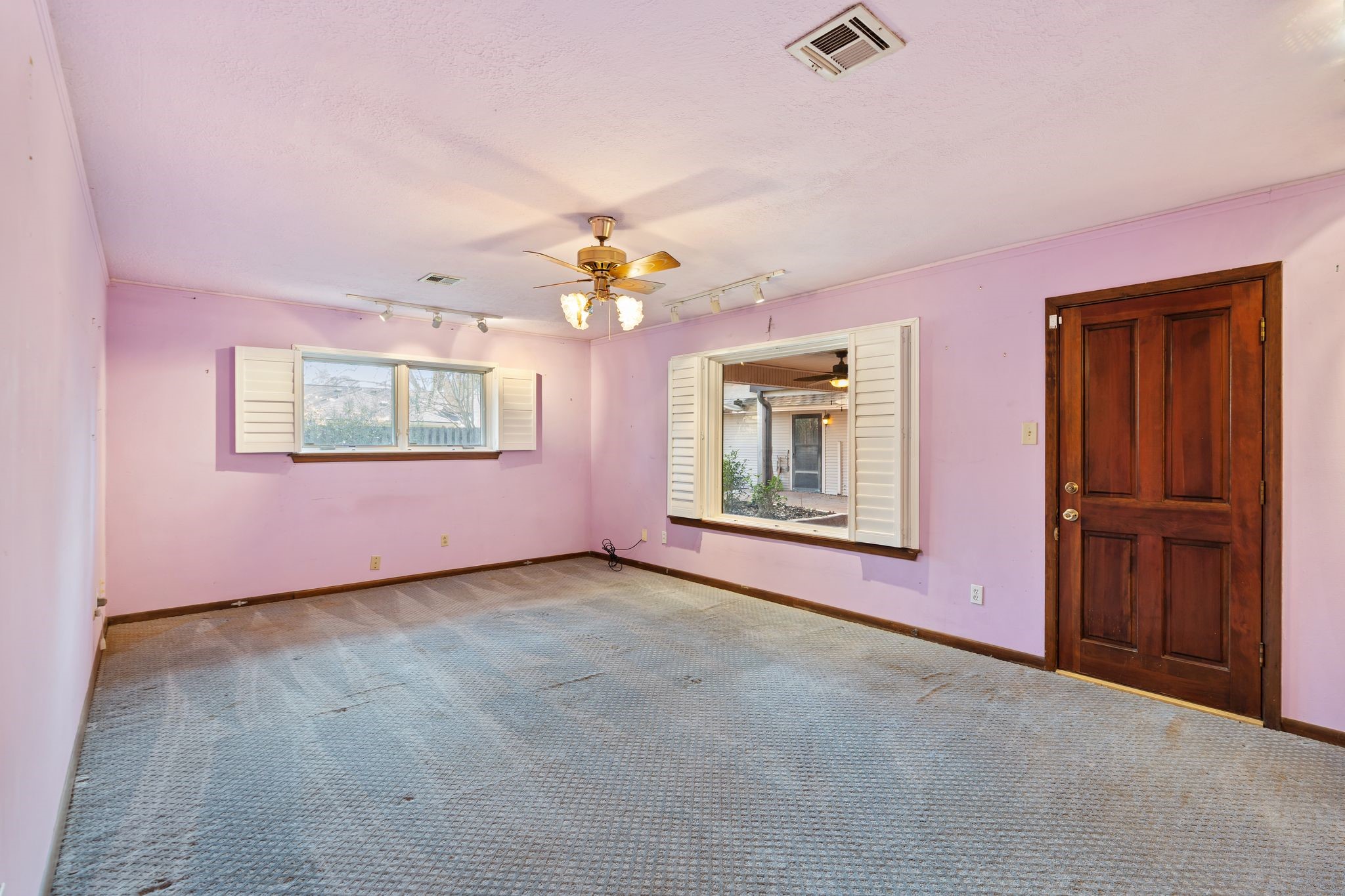 1043 Martin Street Houston, TX 77018 - Photo 31 of 45 a view of an empty room with a window