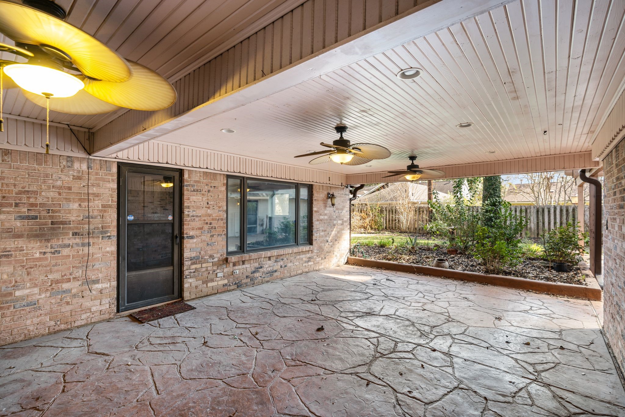 1043 Martin Street Houston, TX 77018 - Photo 31 of 38 Classic one-story home in Shepherd Park Plaza offering 3,200+ square feet of living space.