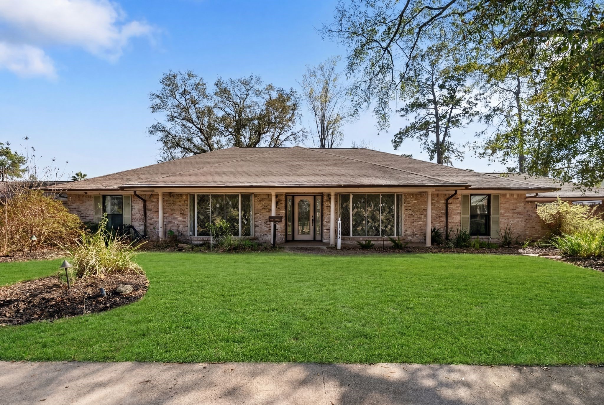 1043 Martin Street Houston, TX 77018 - Photo 4 of 45 a view of a yard in front of house