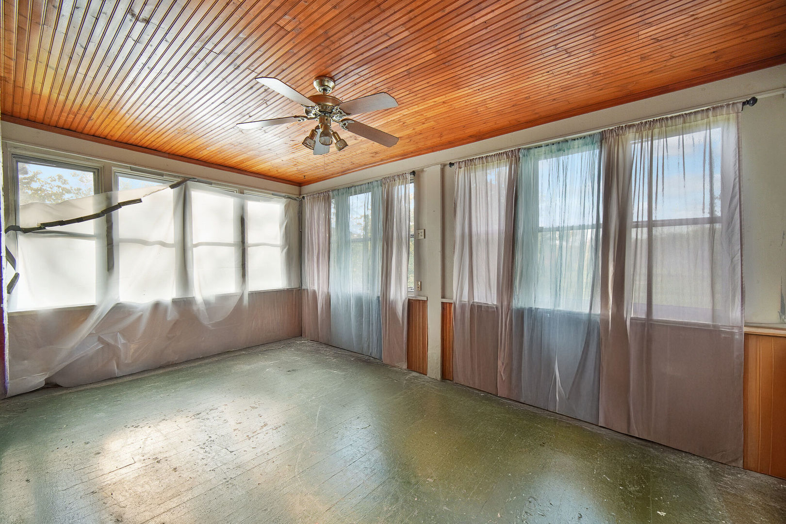 2163 Chestnut Road Homewood, IL 60430 - Photo 17 of 31 a view of an empty room with a window