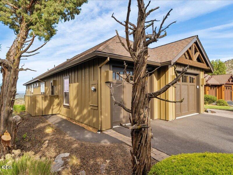 360 Vista Rim Drive Redmond, OR 97756 - Photo 4 of 147