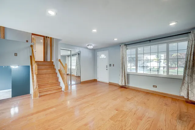 $399,900 | 1601 Kingston Lane, Schaumburg, IL 60193