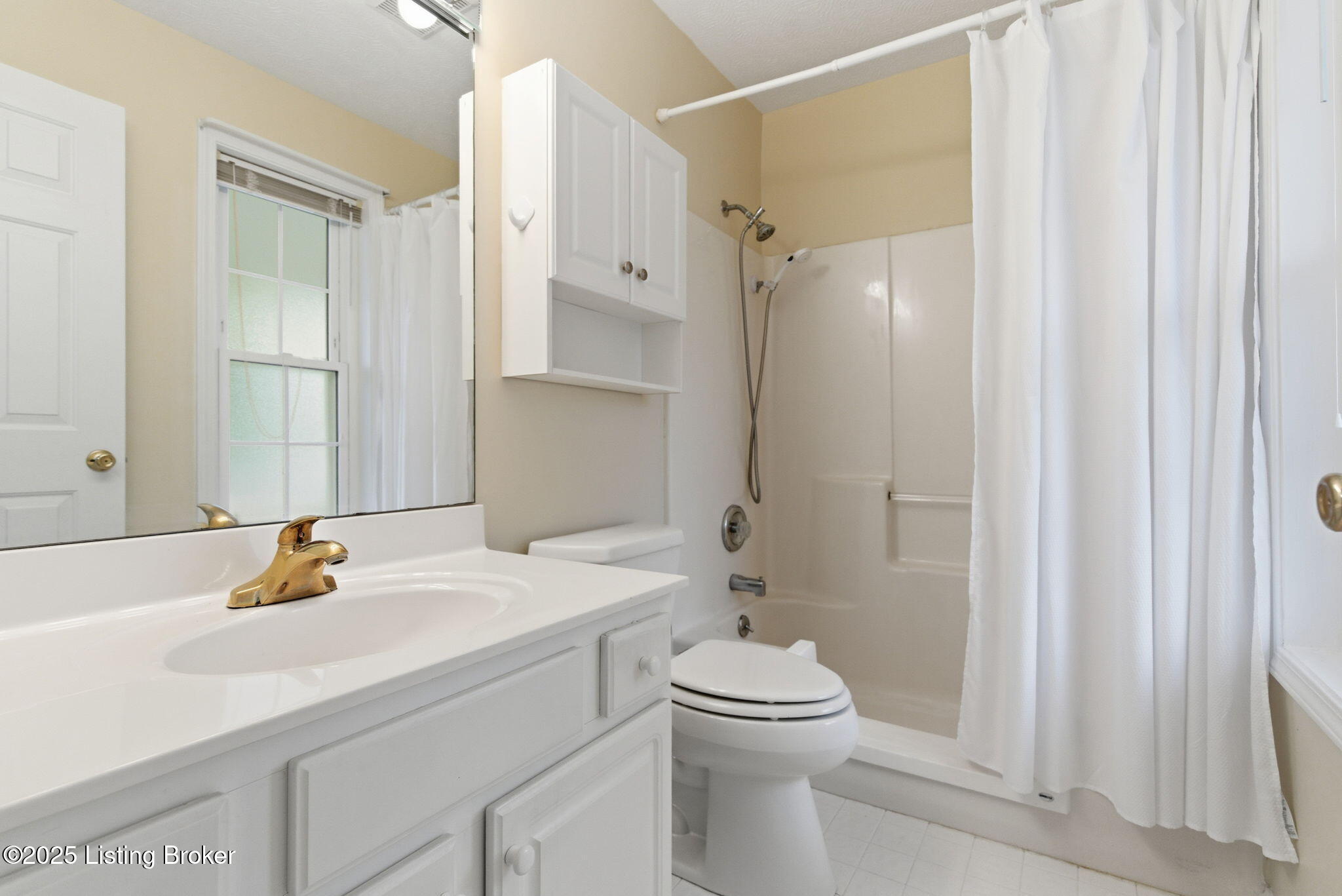 9807 Spring Pointe Court Louisville, KY 40229 - Photo 20 of 35 9807 Spring Pointe Ct-31