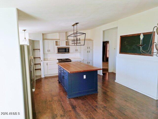 1595 Bourdon Ranch Road Show Low, AZ 85901 - Photo 6 of 41 a kitchen with stainless steel appliances granite countertop a stove a refrigerator and a wooden floors