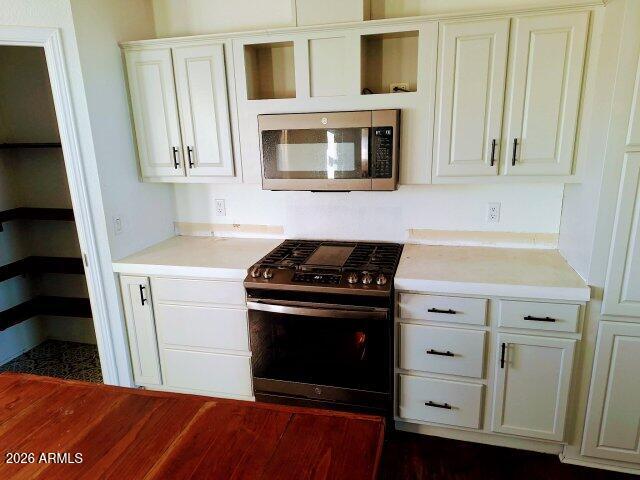1595 Bourdon Ranch Road Show Low, AZ 85901 - Photo 7 of 41 a kitchen with cabinets and a stove