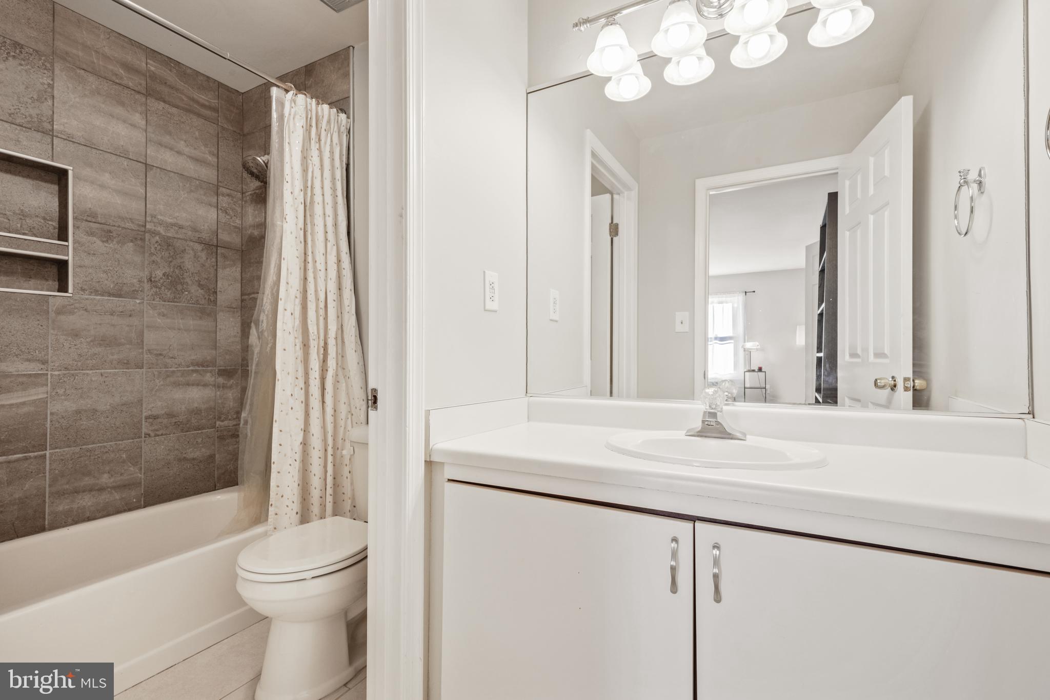 4202 Roland Avenue, Unit 202 Baltimore, MD 21211 - Photo 21 of 29 Attached Primary Bathroom