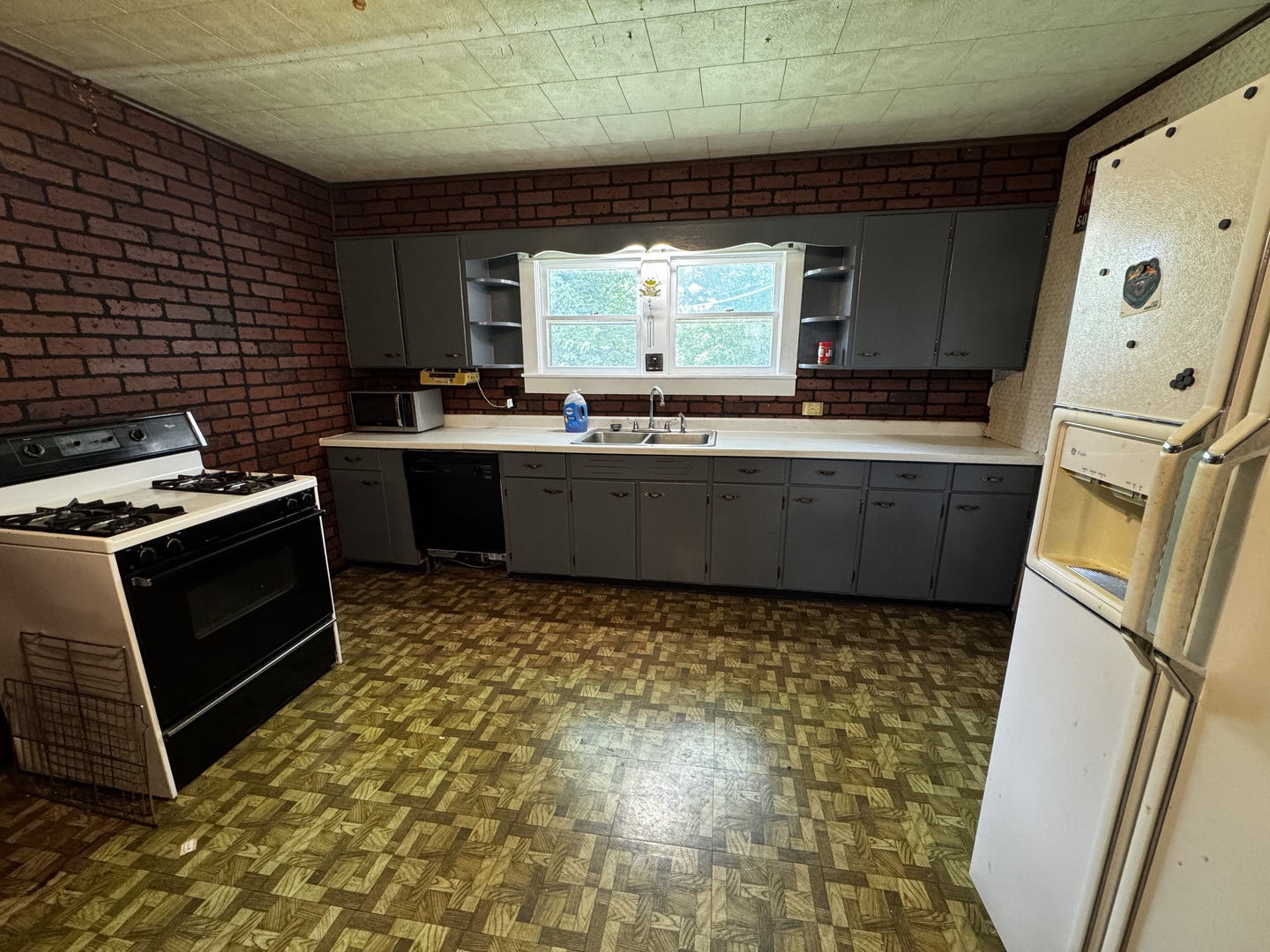 545 North Division Street Du Quoin, IL 62832 - Photo 8 of 17 a kitchen with granite countertop a stove a sink and a microwave