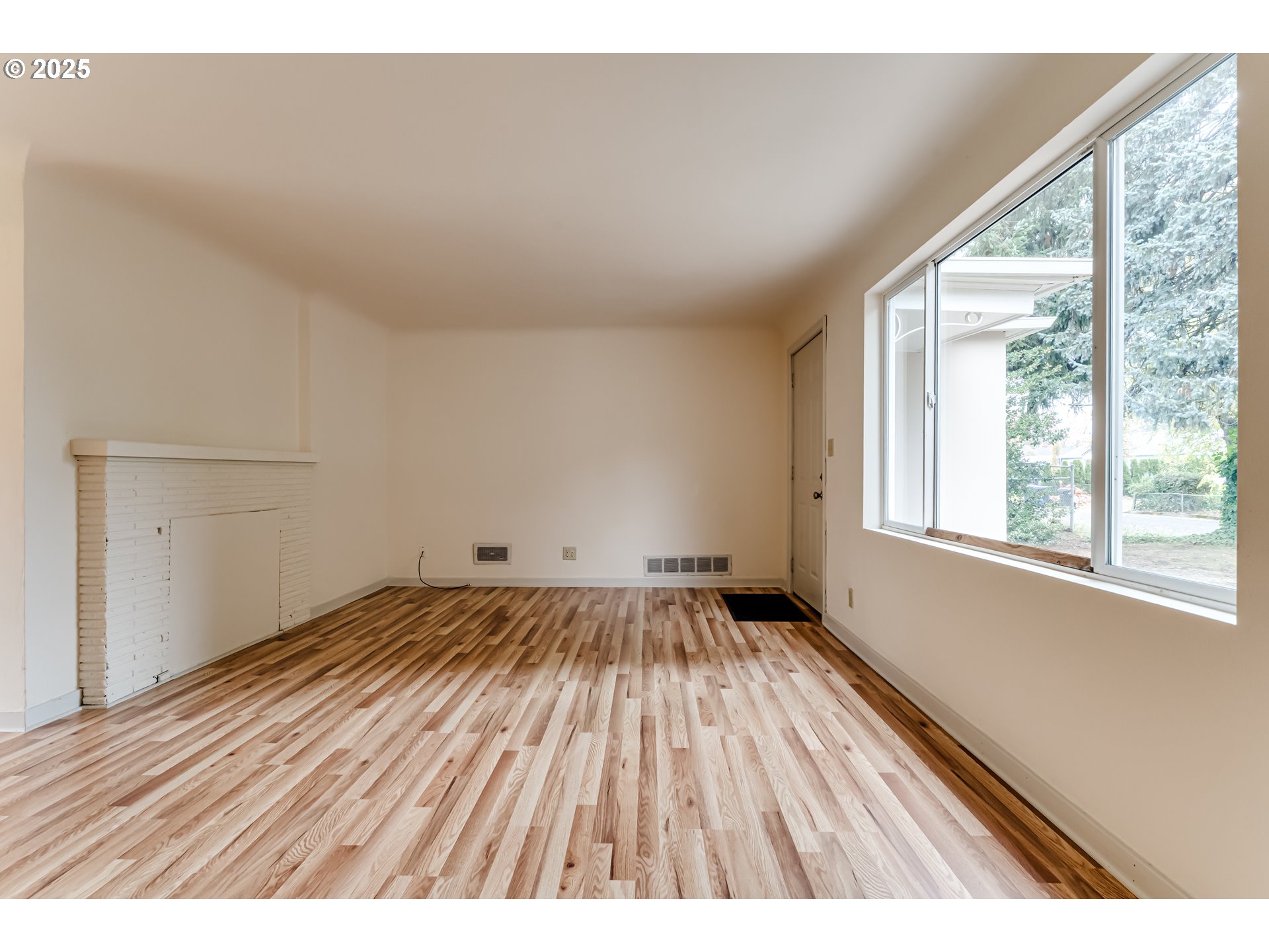 630 Harold Street Eugene, OR 97402 - Photo 6 of 35 Living Room