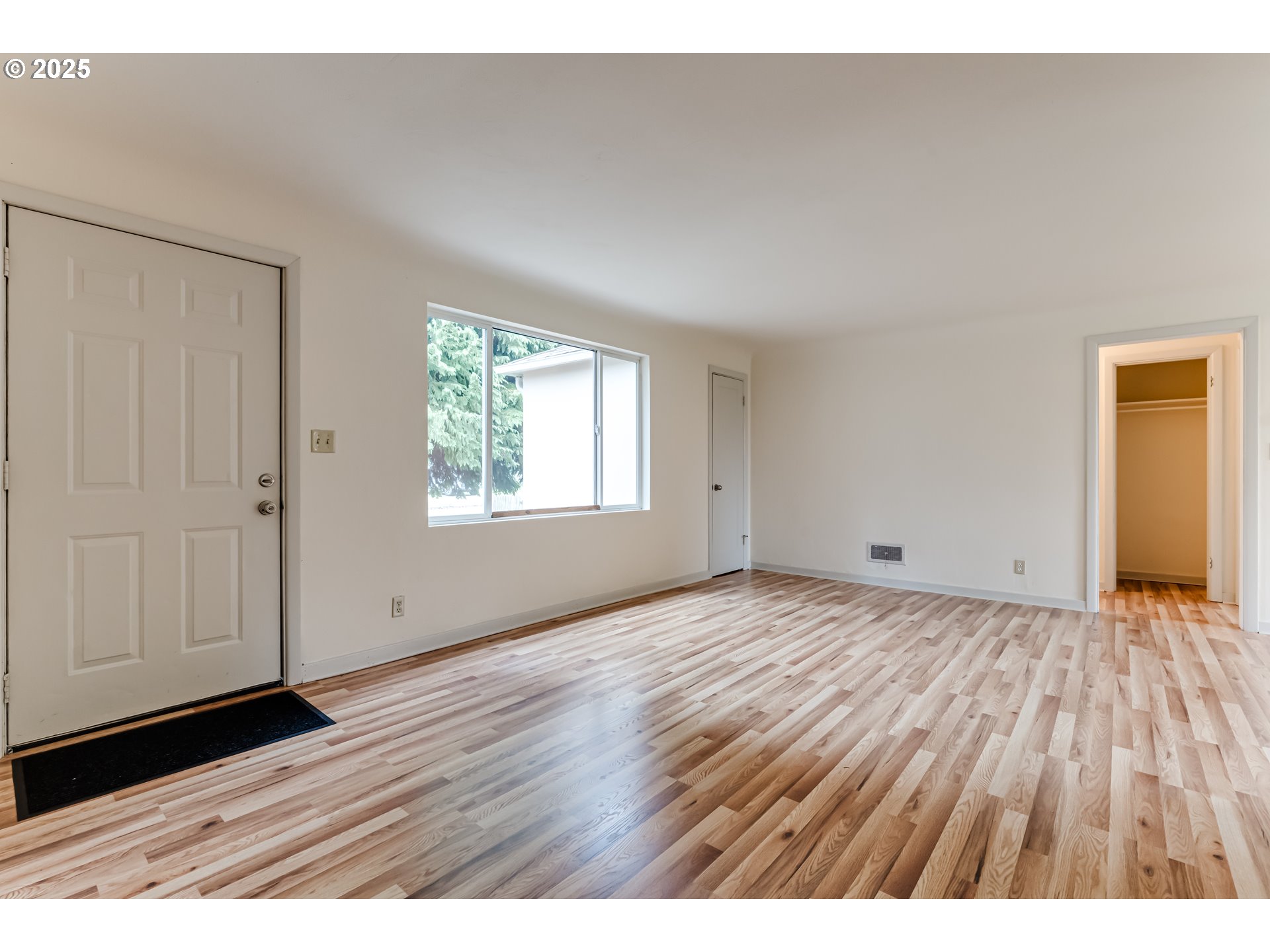 630 Harold Street Eugene, OR 97402 - Photo 7 of 35 Living Room