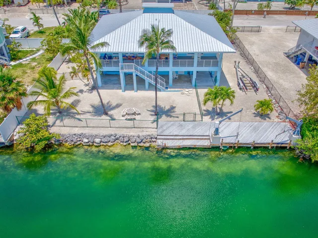 a view of yard with green space