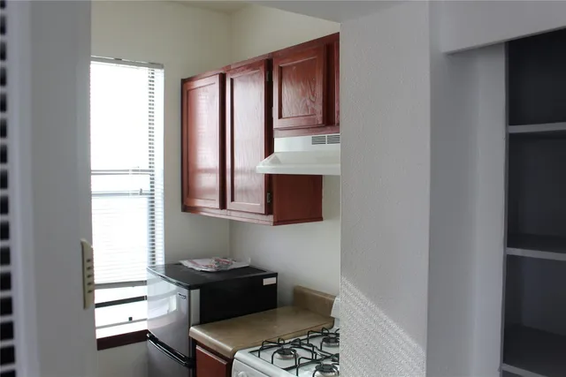 $825 | 3006 Duval Street, Unit 2, Austin, TX 78705