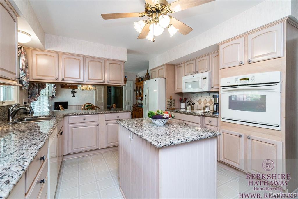 25233 Wykeshire Road Farmington Hills, MI 48336 - Photo 19 of 45