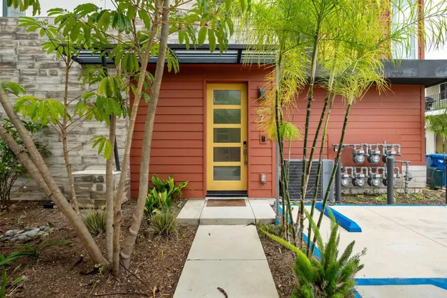 $1,190,000 | 522 South Cleveland Street, Unit 7, Oceanside, CA 92054