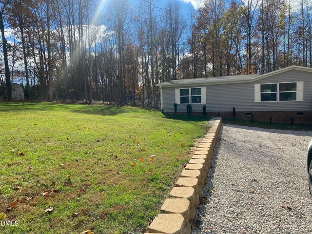a view of a house with backyard