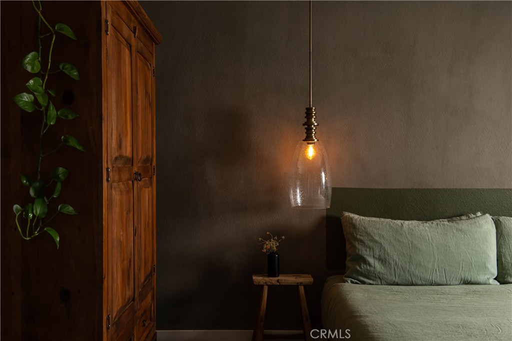 382 Cherokee Trail Yucca Valley, CA 92284 - Photo 13 of 33 a bedroom with a bed and a potted plant