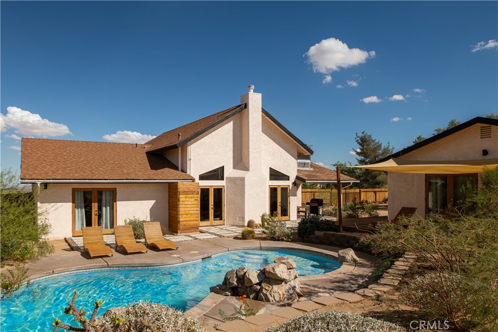 382 Cherokee Trail Yucca Valley, CA 92284 - Photo 17 of 33 a front view of house with yard and outdoor seating