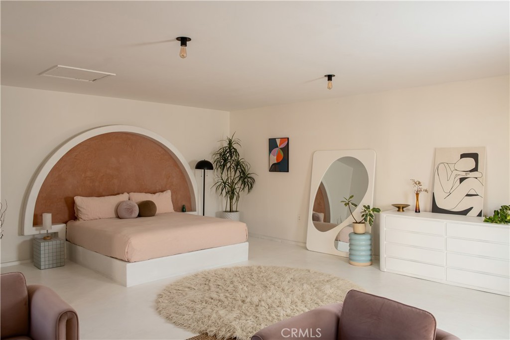 382 Cherokee Trail Yucca Valley, CA 92284 - Photo 22 of 33 a living room with furniture