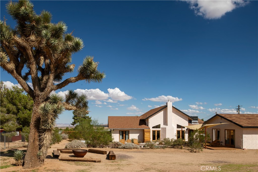382 Cherokee Trail Yucca Valley, CA 92284 - Photo 3 of 33 a front view of a house with a yard