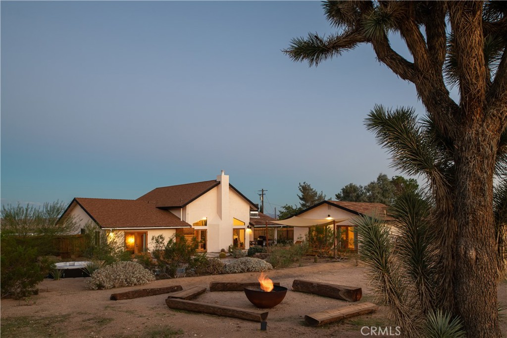 382 Cherokee Trail Yucca Valley, CA 92284 - Photo 31 of 33 a front view of a house with garden