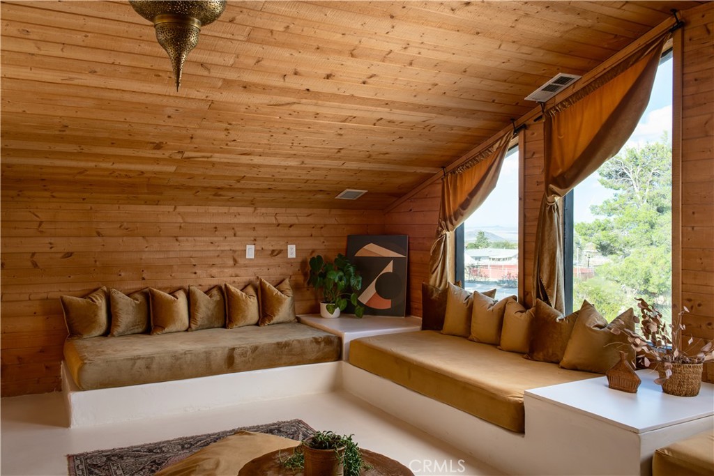 382 Cherokee Trail Yucca Valley, CA 92284 - Photo 10 of 33 a living room with furniture