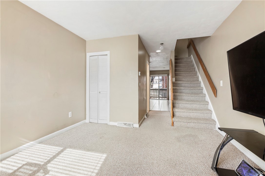 35 Seneca Avenue Pawtucket, RI 02860 - Photo 4 of 39