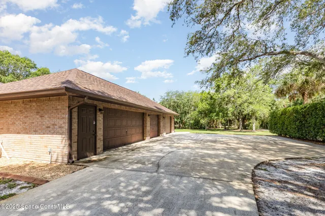 a view of backyard of the house