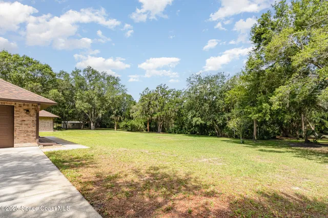 a view of a yard with a house