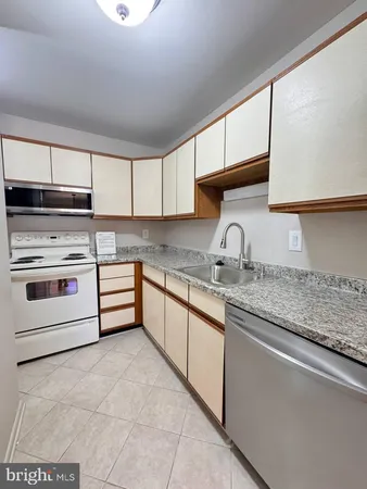 $1,700 | 13 Warren Lodge Court, Unit 1B, Cockeysville, MD 21030
