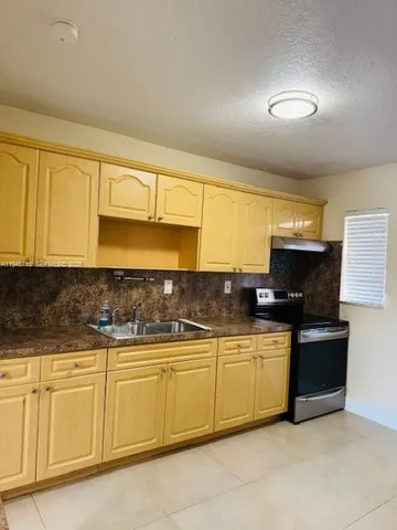 $2,200 | 1950 West 54th Street, Unit 302, Hialeah, FL 33012