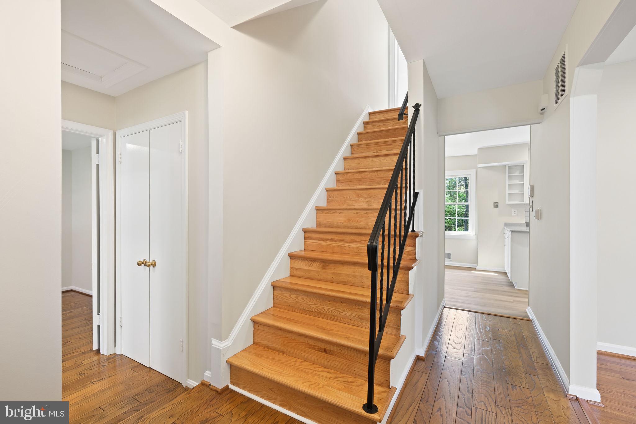 8524 Atwell Road Potomac, MD 20854 - Photo 19 of 38 Interior