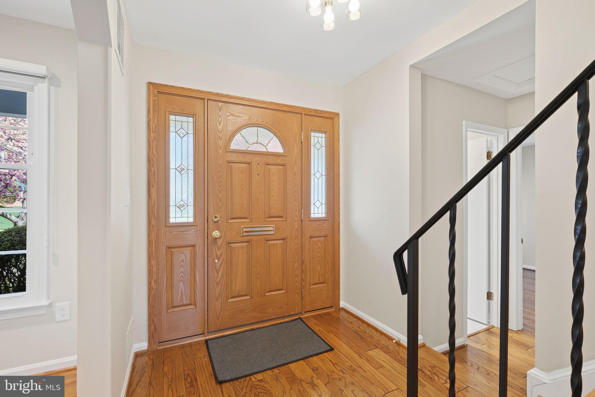 8524 Atwell Road Potomac, MD 20854 - Photo 4 of 38 Entry