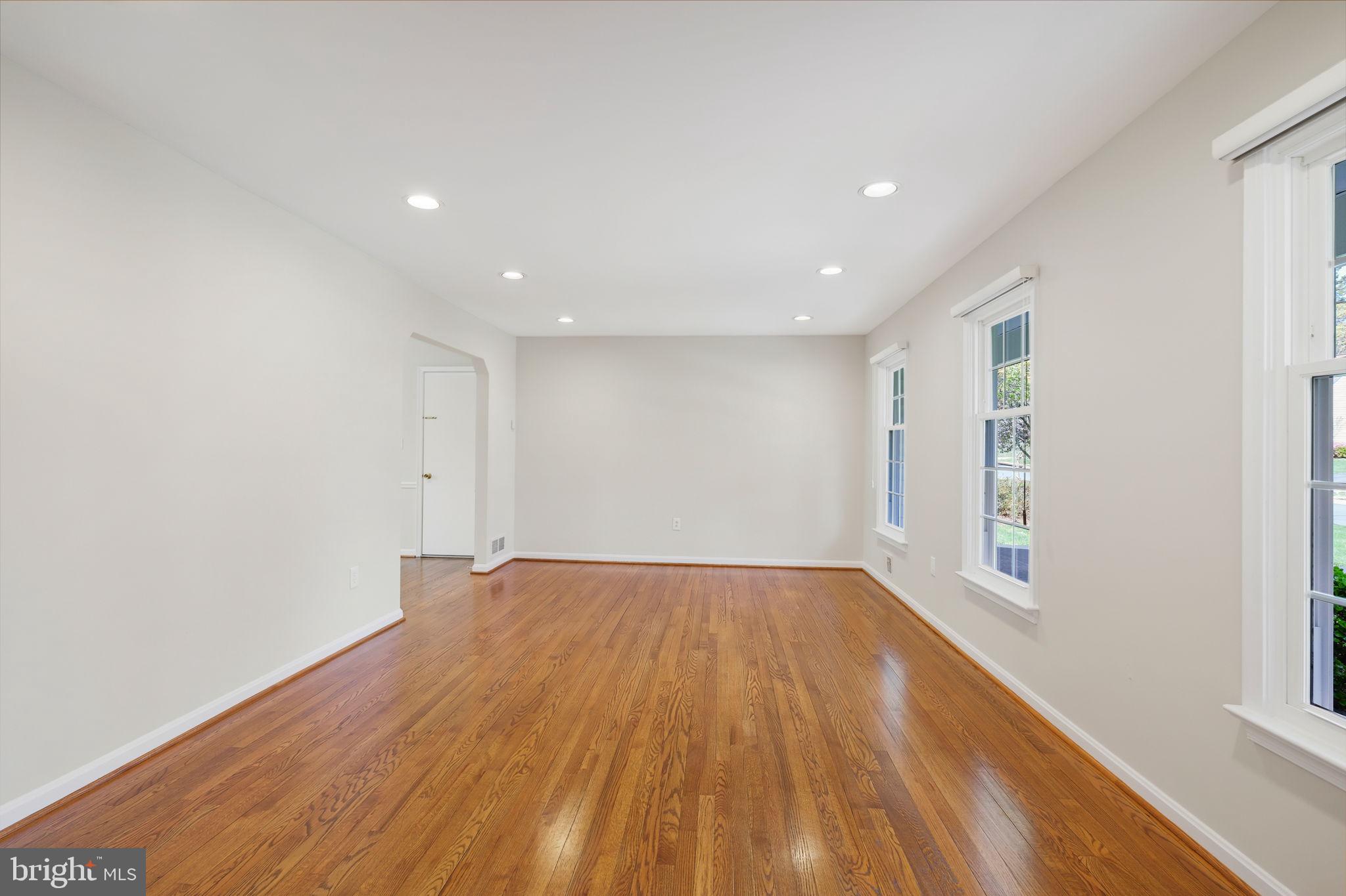 8524 Atwell Road Potomac, MD 20854 - Photo 6 of 38 Living Room