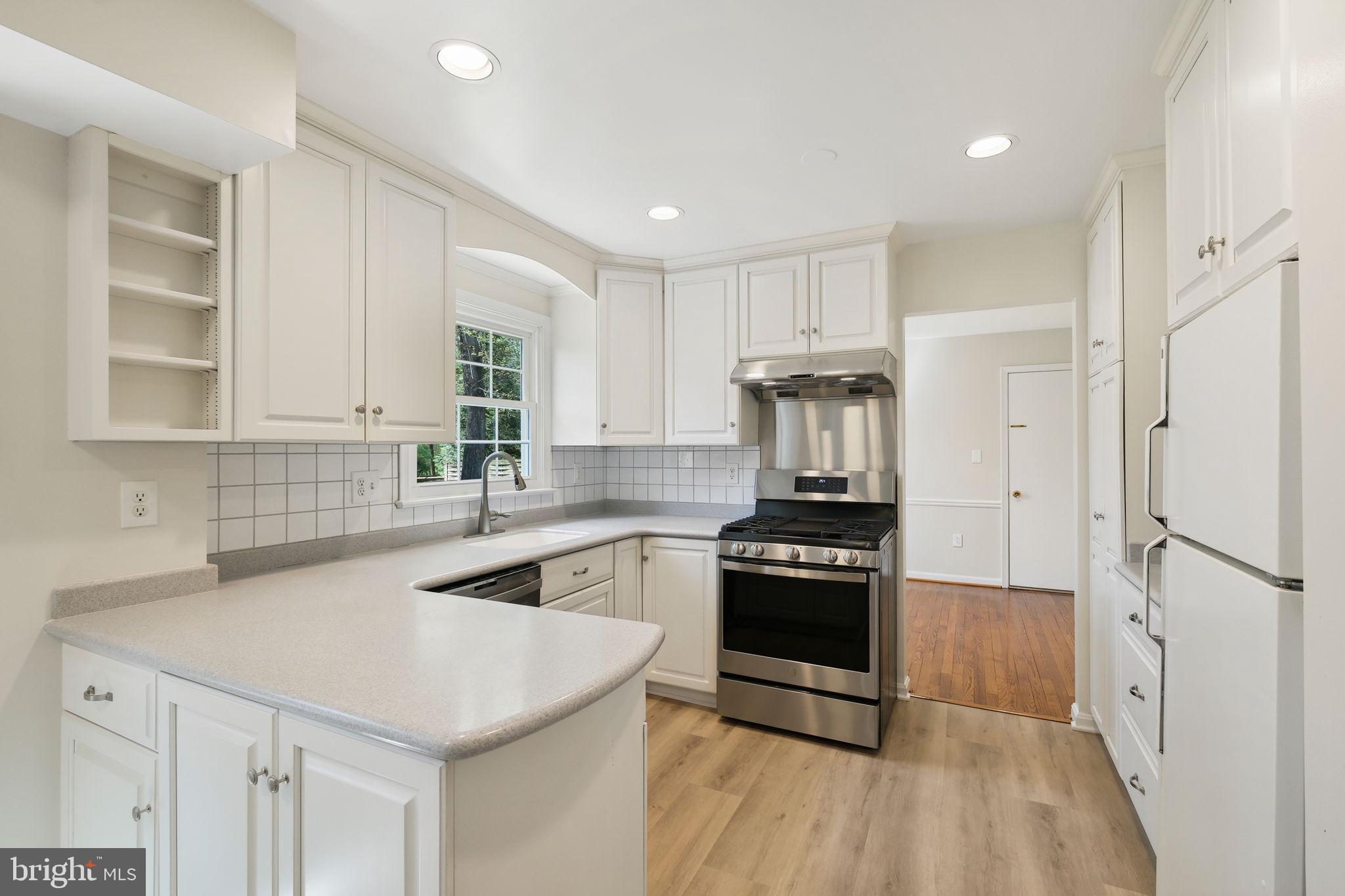 8524 Atwell Road Potomac, MD 20854 - Photo 8 of 38 Kitchen