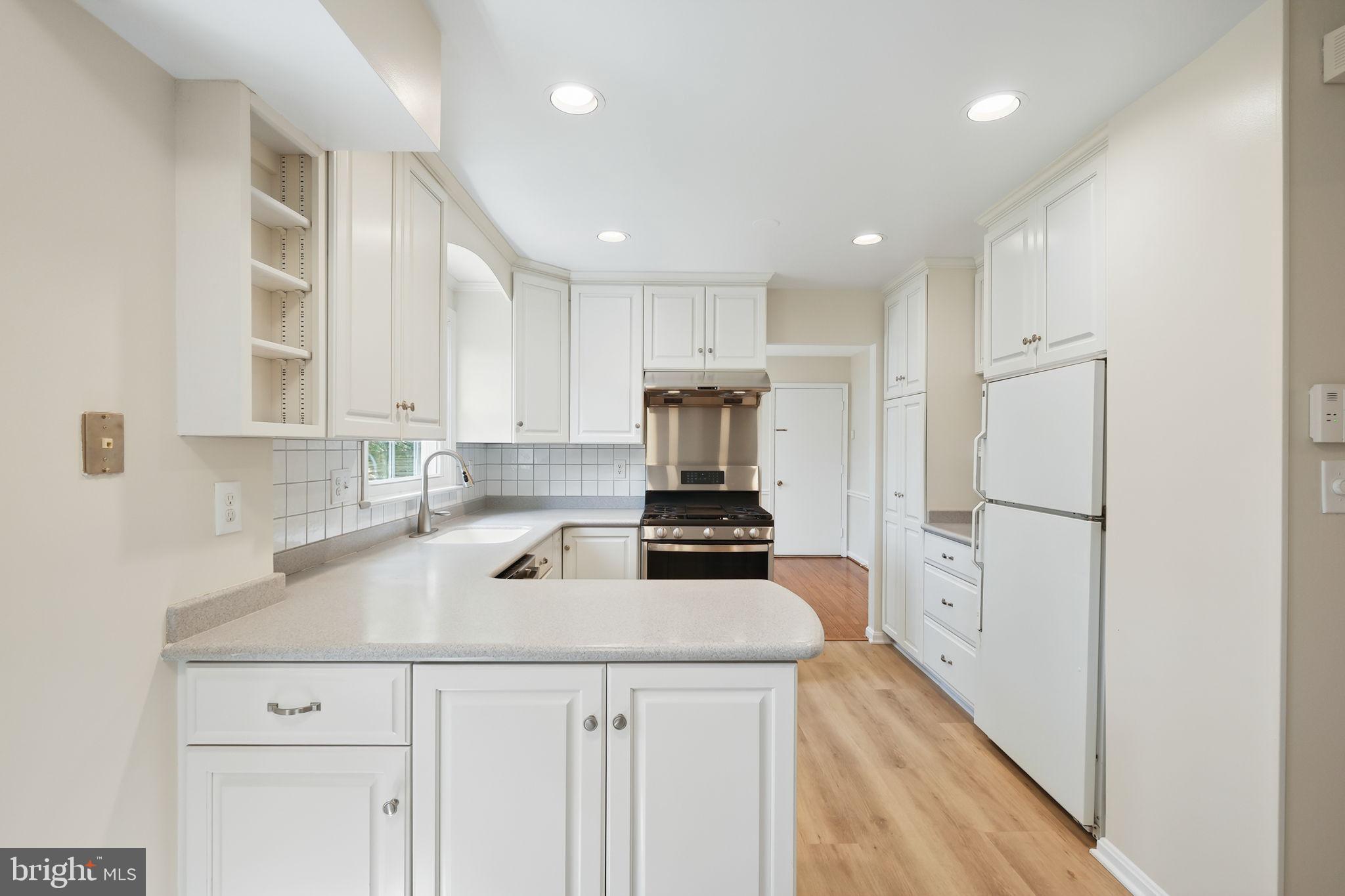 8524 Atwell Road Potomac, MD 20854 - Photo 9 of 38 Kitchen