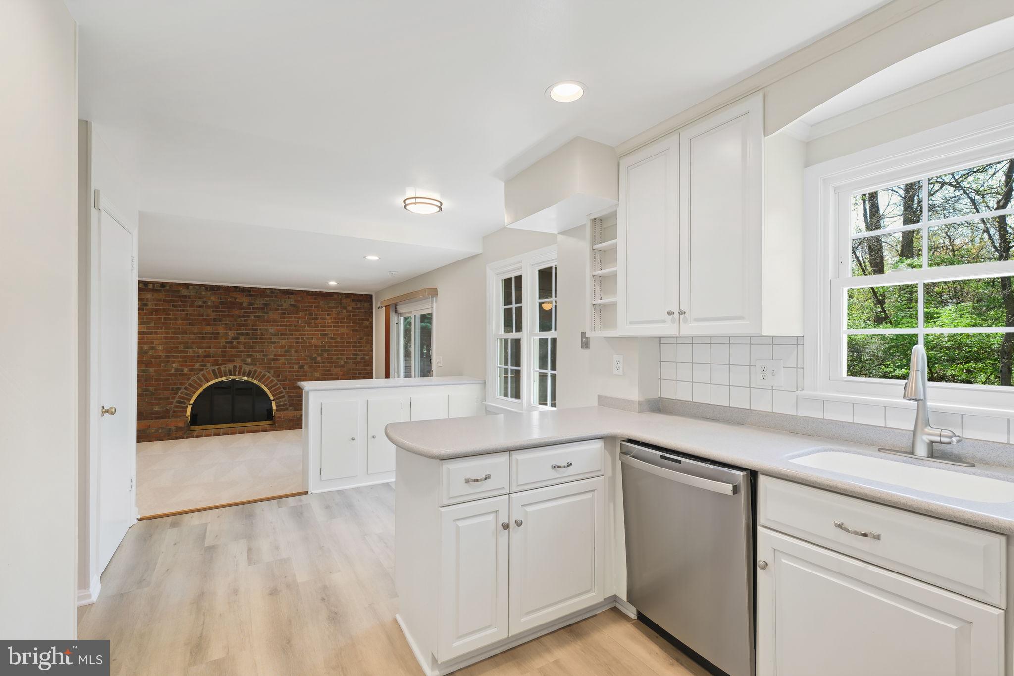 8524 Atwell Road Potomac, MD 20854 - Photo 10 of 38 Kitchen