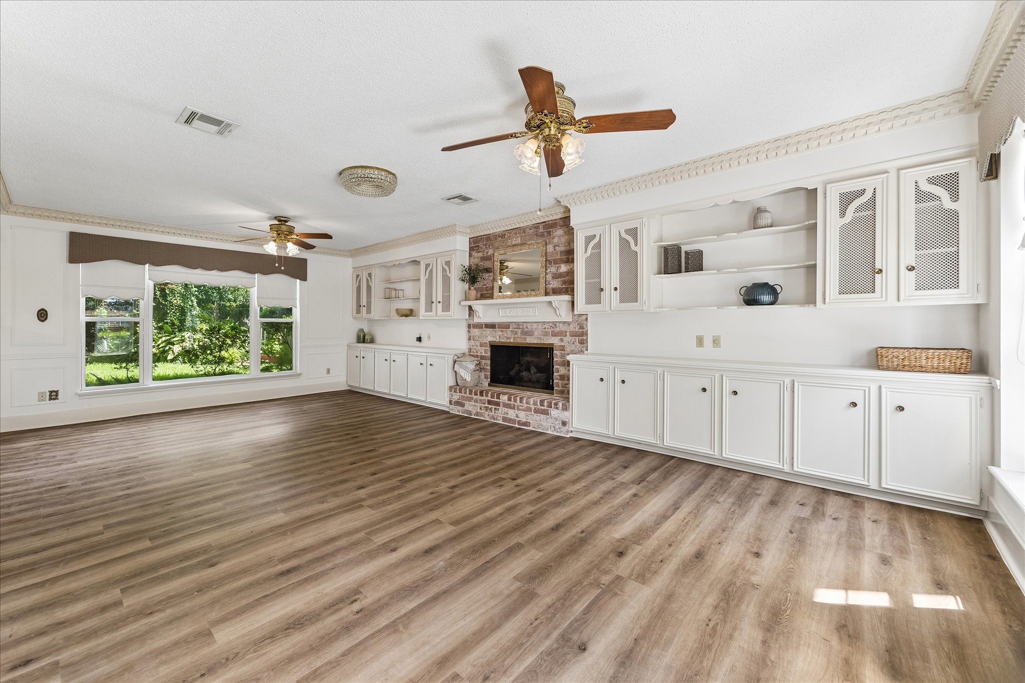 322 Enchanted River Drive Spring, TX 77388 - Photo 3 of 29 Living Room 2