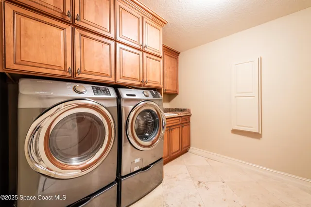 a close up view of a washer and dryer