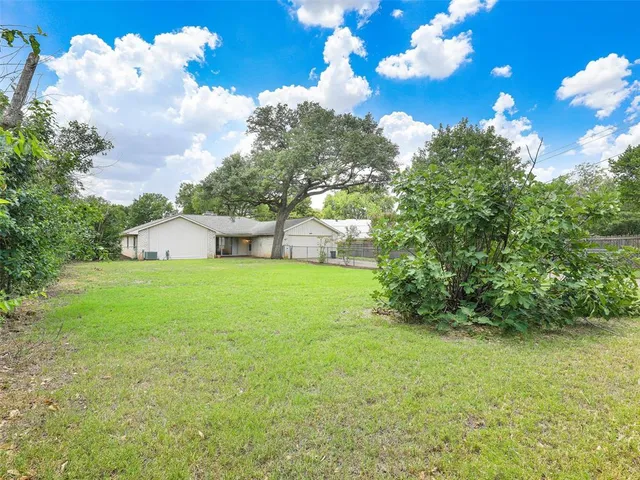 a view of an house with a yard