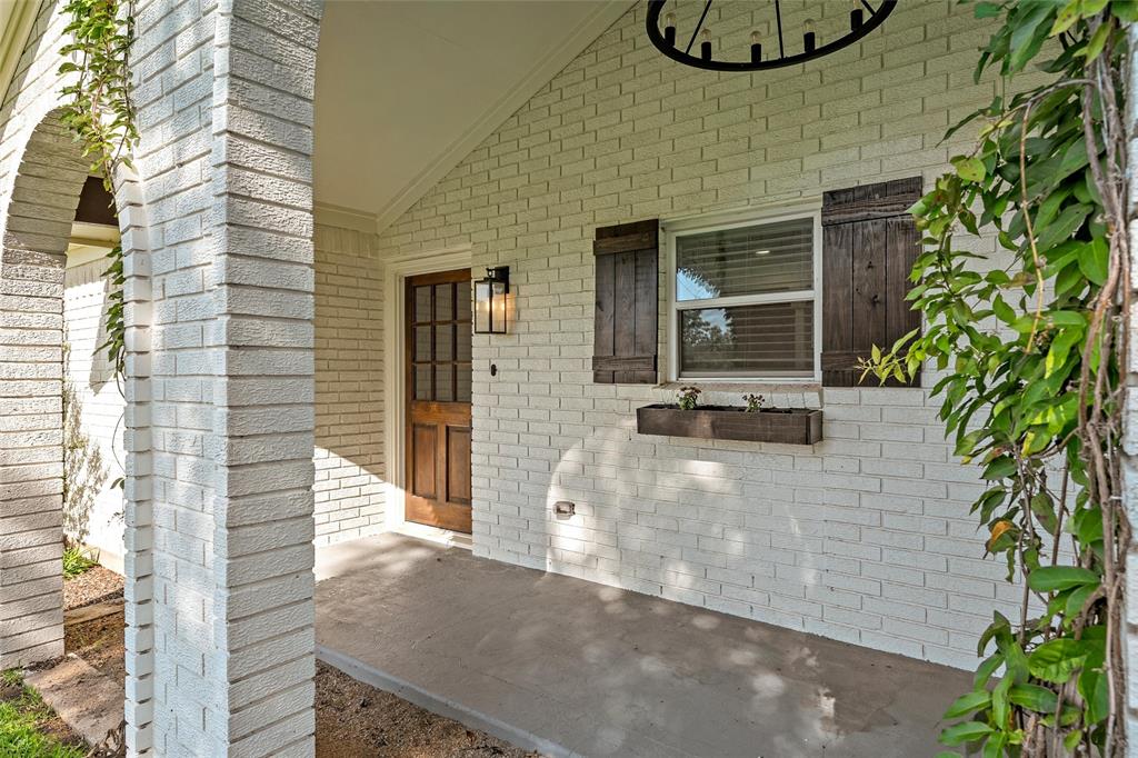 212 North Old Temple Road Hewitt, TX 76643 - Photo 2 of 40 large covered front porch warm welcome with arches