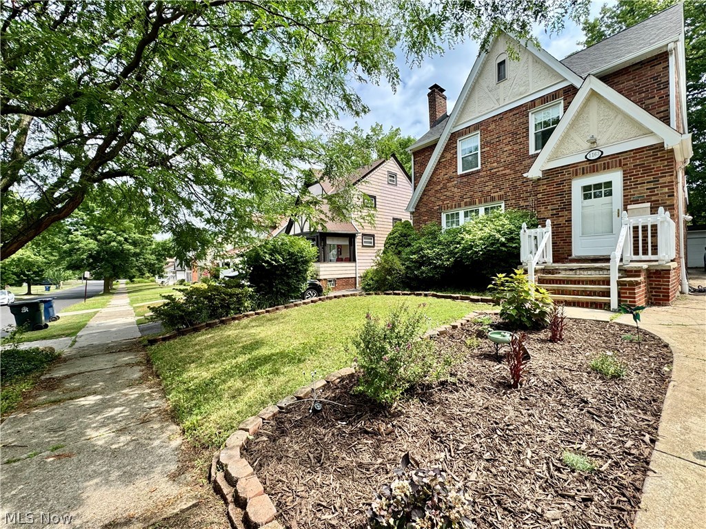 1163 Oxford Road Cleveland Heights, OH 44121 - Photo 3 of 28