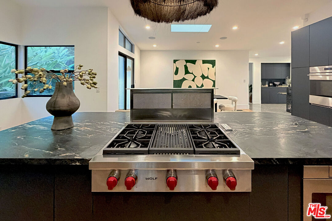 1541 Rising Glen Road Los Angeles, CA 90069 - Photo 9 of 19