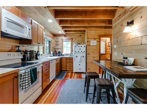 $530,000 | 56483 McKenzie Highway, Blue River, OR 97413