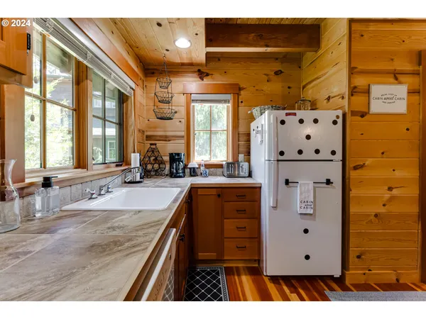 $530,000 | 56483 McKenzie Highway, Blue River, OR 97413
