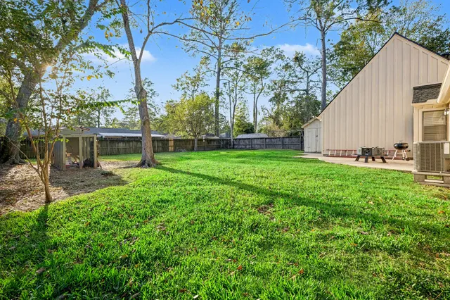 a view of a house with backyard